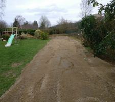 Vue de la route d'acc&egrave;s au terrain du c&ocirc;t&eacute; de la maison.
