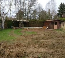 Vue de la d&eacute;limitation de la maison du cot&eacute; arri&egrave;re gauche.
