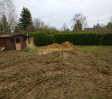 Vue de la d&eacute;limitation de la maison du cot&eacute; arri&egrave;re.