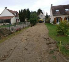 Vue de la route d?acc&egrave;s du cot&eacute; de la maison.