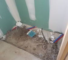Chape de la douche toujours pas faite à la veille de la réception.