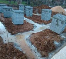 Arrivées des premiers parpaings. On dirait une cité ^^