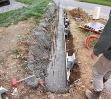 Mur à l entrée de l allée pour retenir la terre du voisin