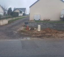 Mur à l entrée de l allée pour retenir la terre du voisin