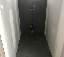 Carrelage sur bâti WC suspendu