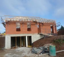 La charpente a été posée en deux jours. Ca donne de l'allure à la maison.