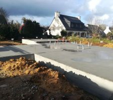 Dalle coulée. La suite du chantier d'ici 2 à 3 semaines, de séchage! C'est propre. Rien à redire.