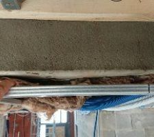 Le plafond du salon avec sa poutre qui sèche grâce à ma bande goudronnée qui stoppe l'eau