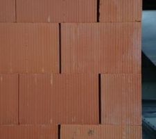 Les briques de l'étage non rebouchés :(
