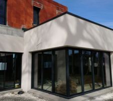 La maison avec son beau manteau blanc :) On aimerait bien que le bardage soit fait à l'étage...