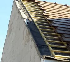 Reprises des rampants le 14/02/2019, sachant que le placo et l'isolation &agrave; l'int&eacute;rieur de la maison sont faites. Ils ont du coup&eacute; les tasseaux soutenant les tuiles, couper l'&eacute;cran sous-toiture et ils sont all&eacute;s ajout&eacute; des ferraillages alors qu'il n'y avait pas les ferraillages auxquels ils auraient du les accrocher... du n'importe quoi... et cela fait 4 semaines que notre toit est comme &ccedil;a.