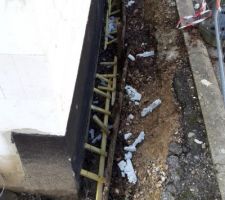 Reprises des rampants le 14/02/2019, sachant que le placo et l'isolation &agrave; l'int&eacute;rieur de la maison sont faites. Ils ont du coup&eacute; les tasseaux soutenant les tuiles, couper l'&eacute;cran sous-toiture et ils sont all&eacute;s ajout&eacute; des ferraillages alors qu'il n'y avait pas les ferraillages auxquels ils auraient du les accrocher... du n'importe quoi... et cela fait 4 semaines que notre toit est comme &ccedil;a.