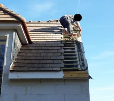 Reprises des rampants le 14/02/2019, sachant que le placo et l'isolation &agrave; l'int&eacute;rieur de la maison sont faites. Ils ont du coup&eacute; les tasseaux soutenant les tuiles, couper l'&eacute;cran sous-toiture et ils sont all&eacute;s ajout&eacute; des ferraillages alors qu'il n'y avait pas les ferraillages auxquels ils auraient du les accrocher... du n'importe quoi... et cela fait 4 semaines que notre toit est comme &ccedil;a.