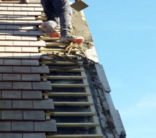 Reprises des rampants le 14/02/2019, sachant que le placo et l'isolation &agrave; l'int&eacute;rieur de la maison sont faites. Ils ont du coup&eacute; les tasseaux soutenant les tuiles, couper l'&eacute;cran sous-toiture et ils sont all&eacute;s ajout&eacute; des ferraillages alors qu'il n'y avait pas les ferraillages auxquels ils auraient du les accrocher... du n'importe quoi... et cela fait 4 semaines que notre toit est comme &ccedil;a.