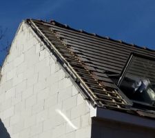 Reprises des rampants le 14/02/2019, sachant que le placo et l'isolation &agrave; l'int&eacute;rieur de la maison sont faites. Ils ont du coup&eacute; les tasseaux soutenant les tuiles, couper l'&eacute;cran sous-toiture et ils sont all&eacute;s ajout&eacute; des ferraillages alors qu'il n'y avait pas les ferraillages auxquels ils auraient du les accrocher... du n'importe quoi... et cela fait 4 semaines que notre toit est comme &ccedil;a.