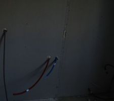 Chambre 2, arrivées d'eau chaude et d'eau froide + placo.