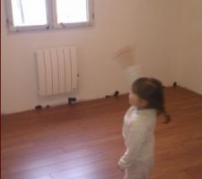 Pose du parquet et du convecteur dans la chambre d'Aliz&eacute;e