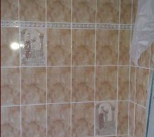 Carrelage dans la salle d'eau dans le coin douche