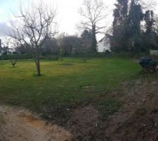 Photo panorama du terrain. Il fait 1000m² dont plus de 100m² de chemin privé pour accèder à la future maison. Le terrain se situe à moins de 500m de l'église et donc les plans sont soumis à l'accord des architectes des bâtiments de France.
Le terrain est entièrement viabilisé.