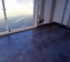 Le carrelage est le même dans toute la maison sauf les chambres qui auront du stratifié. 
C'est un carrelage en 60X60.