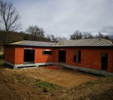 Bonsoir tout le monde,
Les travaux de la maison avancent ???
Nous avons choisi de mettre un écran sous toiture.
La mise en place des tuiles se rapproche vite ???
Belle soirée 
Alexia