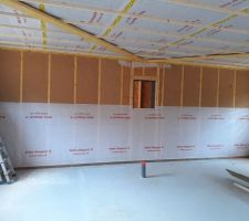 Début de pose du pare-vapeur à l'intérieur.