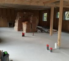 Début de pose de l'isolation en fibre de bois. Comme tous les soirs, le chantier est très propre.