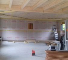 Film pare-vapeur posé, reste plus qu'à finir l'étanchéité à l'air