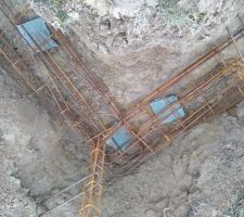 Ferraillage d'un angle des semelles filantes. Les ferrailles sont calées par des éclats de parpaings.