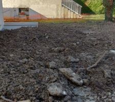 Remblais des terres &agrave; l'arri&egrave;re du jardin