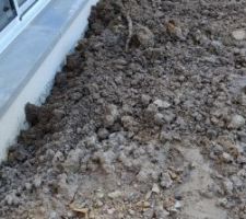 Remblais des terres &agrave; l'arri&egrave;re du terrain