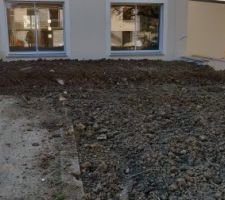 Remblais des terres &agrave; l'arri&egrave;re du terrain