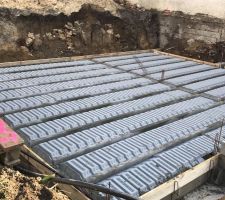 Mise en place du coffrage pour la dalle du sous-sol