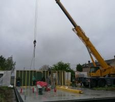 Montage des murs de la maison ossature bois (en cours de montage)