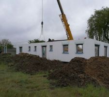 Montage des murs de la maison ossature bois (Assemblage hors charpente terminé)