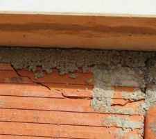 Brique cass&eacute;e sous le seuil d'une fen&ecirc;tre