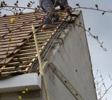 Et voil&agrave; les reprises des reprises ! le "b&eacute;ton" des reprises &eacute;tait trop haut, le charpentier ne peut pas remettre les tuiles, ils cassent tout &agrave; nouveau !