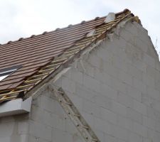 Et voil&agrave; les reprises des reprises ! le "b&eacute;ton" des reprises &eacute;tait trop haut, le charpentier ne peut pas remettre les tuiles, ils cassent tout &agrave; nouveau !