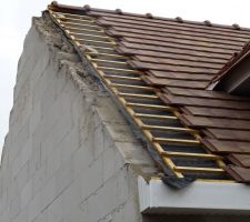 Et voil&agrave; les reprises des reprises ! le "b&eacute;ton" des reprises &eacute;tait trop haut, le charpentier ne peut pas remettre les tuiles, ils cassent tout &agrave; nouveau !