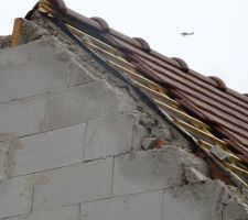 Et voil&agrave; les reprises des reprises ! le "b&eacute;ton" des reprises &eacute;tait trop haut, le charpentier ne peut pas remettre les tuiles, ils cassent tout &agrave; nouveau !