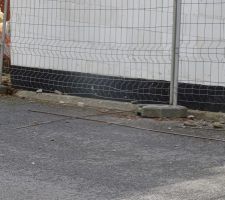 Et voil&agrave; les reprises des reprises ! le "b&eacute;ton" des reprises &eacute;tait trop haut, le charpentier ne peut pas remettre les tuiles, ils cassent tout &agrave; nouveau !