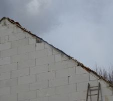 Et voil&agrave; les reprises des reprises ! le "b&eacute;ton" des reprises &eacute;tait trop haut, le charpentier ne peut pas remettre les tuiles, ils cassent tout &agrave; nouveau !