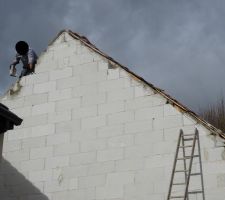 Et voil&agrave; les reprises des reprises ! le "b&eacute;ton" des reprises &eacute;tait trop haut, le charpentier ne peut pas remettre les tuiles, ils cassent tout &agrave; nouveau !