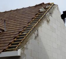 Et voil&agrave; les reprises des reprises ! le "b&eacute;ton" des reprises &eacute;tait trop haut, le charpentier ne peut pas remettre les tuiles, ils cassent tout &agrave; nouveau !