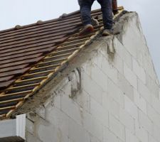Et voil&agrave; les reprises des reprises ! le "b&eacute;ton" des reprises &eacute;tait trop haut, le charpentier ne peut pas remettre les tuiles, ils cassent tout &agrave; nouveau !