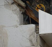 Et voil&agrave; les reprises des reprises ! ayant fait remarqu&eacute; &agrave; un gars de R&eacute;sidences picardes/Habitat concept/Maisons.com que les ferraillages ajout&eacute; lors des reprises n'&eacute;taient accroch&eacute;s &agrave; rien, les ouvriers ont fait un scellement chimique de 2 ferraillages simples dans un coin de la maison. Ensuite ils sont partis et pas revenus...