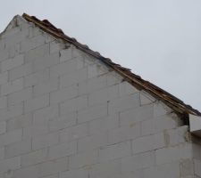 Et voil&agrave; les reprises des reprises ! le "b&eacute;ton" des reprises &eacute;tait trop haut, le charpentier ne peut pas remettre les tuiles, ils cassent tout &agrave; nouveau !