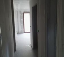 Joints de placo dans couloir vers chambre