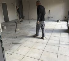 Le carrelage de la pièce à vivre, il ne manque plus que les joins.