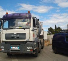 Chic, je suis sortie de mon bureau et un deuxième camion arrive